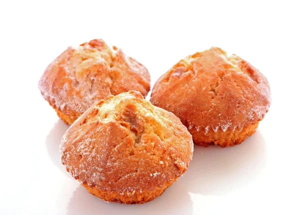Tre muffins på vit bakgrund — Stockfoto
