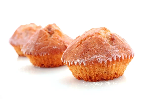 Tres cupcakes sobre fondo blanco — Foto de Stock