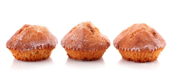 Tre muffins på vit bakgrund — Stockfoto