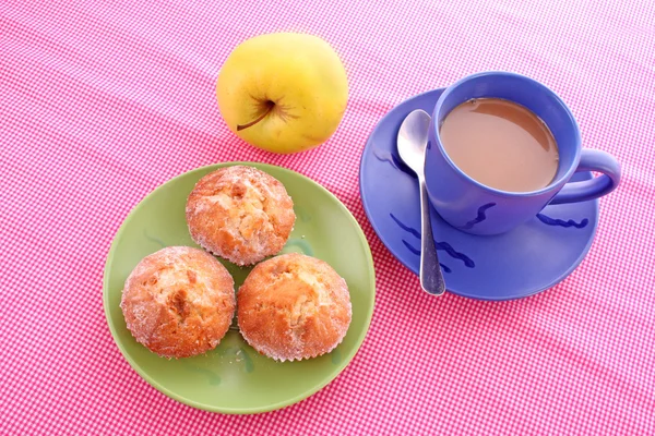 Três cupcakes e café na mesa — Fotografia de Stock