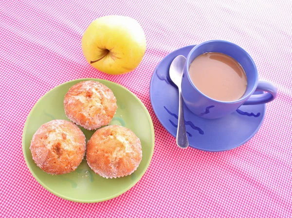 Tre cupcake e caffè sul tavolo — Foto Stock
