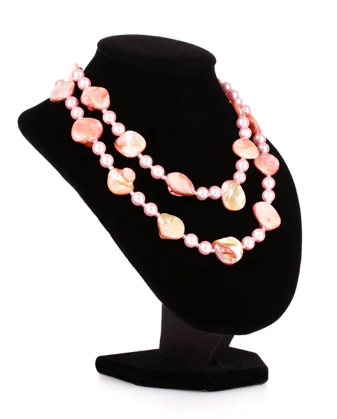 Růžový perlový náhrdelník a shell izolovaných na bílém — Stock fotografie