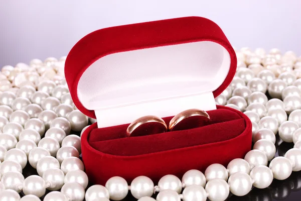 Snubní prsteny v krabici a perly — Stock fotografie