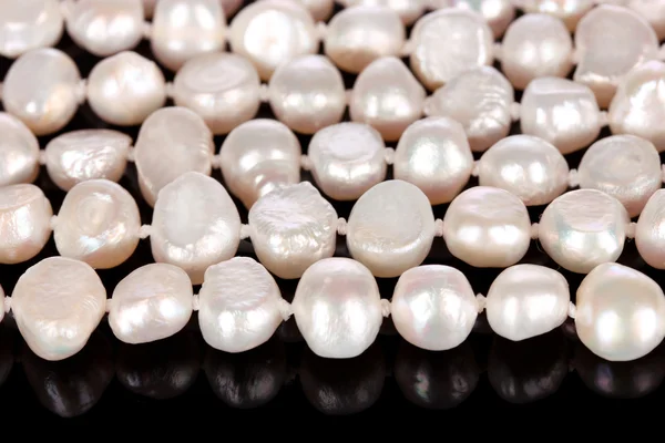 Náhrdelník z bílých perel na černém pozadí — Stock fotografie