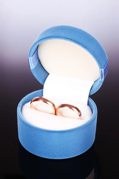 Snubní prsteny v dárkové krabičce — Stock fotografie