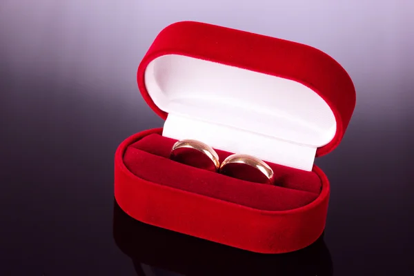 Snubní prsteny v dárkové krabičce — Stock fotografie
