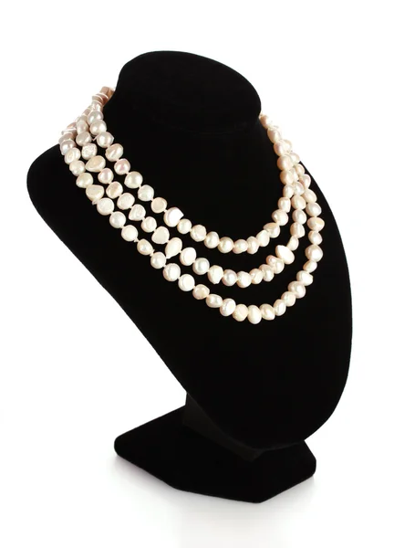 Collana di perle su un manichino isolato su bianco — Foto Stock