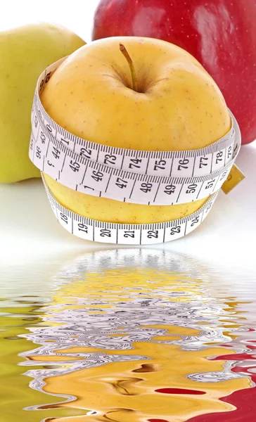 りんごの赤、緑および黄色メーターを測定 — ストック写真
