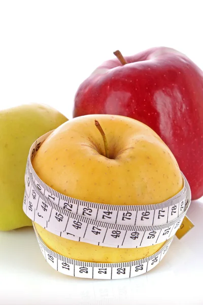 Красные, зеленые и желтые яблоки измеряют метр — стоковое фото