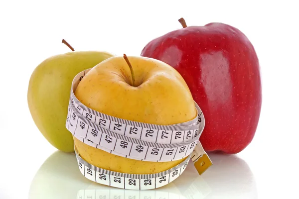 Vörös, zöld és sárga almákat mérni a mérő — Stock Fotó