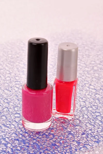 Esmalte de uñas rosa sobre fondo blanco — Foto de Stock