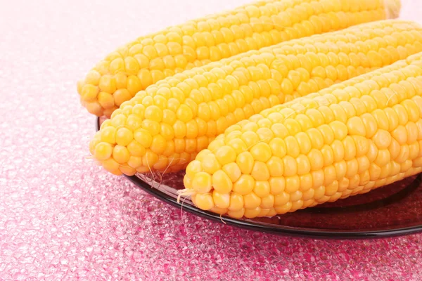 Välsmakande kokt gul majs på bordet — Stockfoto