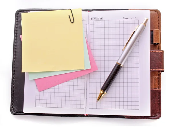 Offenes Notizbuch mit Stift auf weiß — Stockfoto