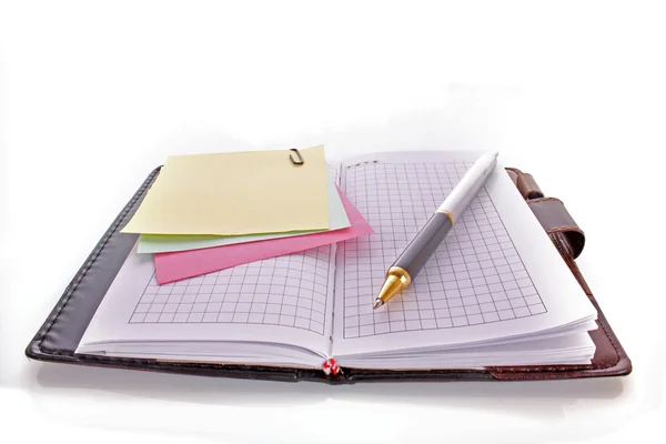 Offenes Notizbuch mit Stift auf weiß — Stockfoto