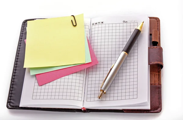 Caderno aberto com uma caneta em branco — Fotografia de Stock