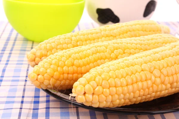 Sabroso maíz amarillo hervido en la mesa —  Fotos de Stock
