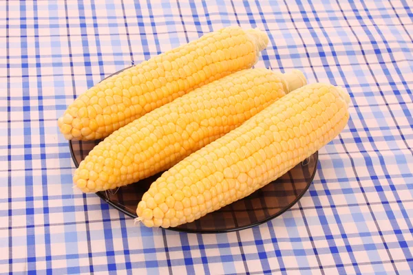 Вкусная вареная желтая кукуруза на столе — стоковое фото