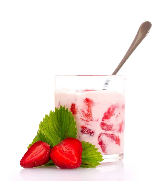Jogurt truskawkowy na białym tle — Zdjęcie stockowe
