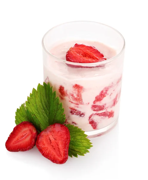 Jogurt truskawkowy na białym tle — Zdjęcie stockowe