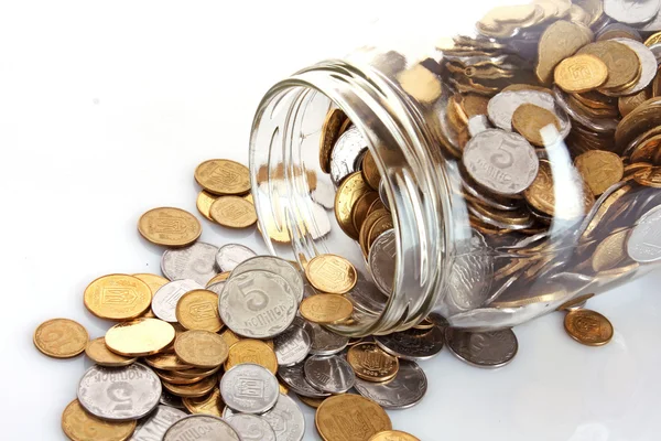 Münzen aus einem Geldbehälter verschüttet — Stockfoto