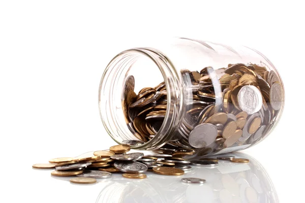 お金の瓶からこぼれるコイン — ストック写真