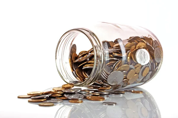 お金の瓶からこぼれるコイン — ストック写真