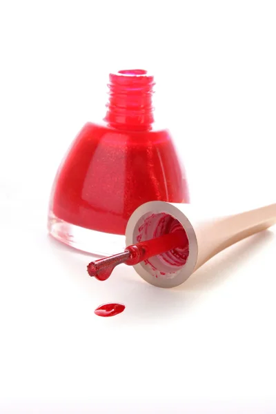 Verschütteter roter Nagellack mit Pinsel — Stockfoto