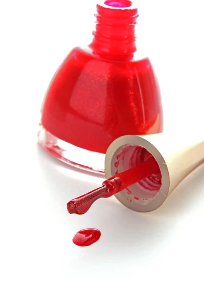Unha vermelha derramada polonês com escova — Fotografia de Stock