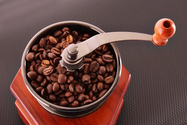 Molinillo de café a la antigua con granos de café — Foto de Stock