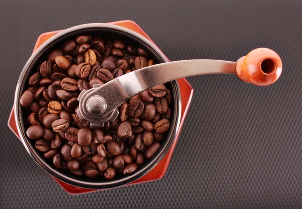 コーヒー豆と古い昔ながらコーヒー グラインダー — ストック写真