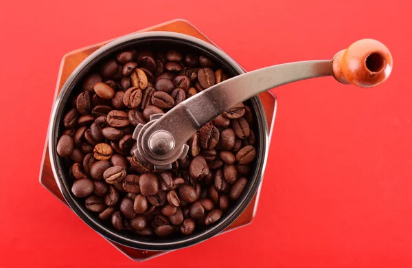 コーヒー豆と古い昔ながらコーヒー グラインダー — ストック写真
