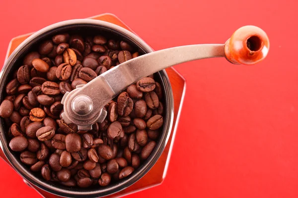 Moedor de café à moda antiga com grãos de café — Fotografia de Stock