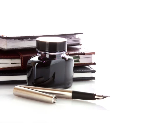 Blekk og penn isolert på hvit – stockfoto
