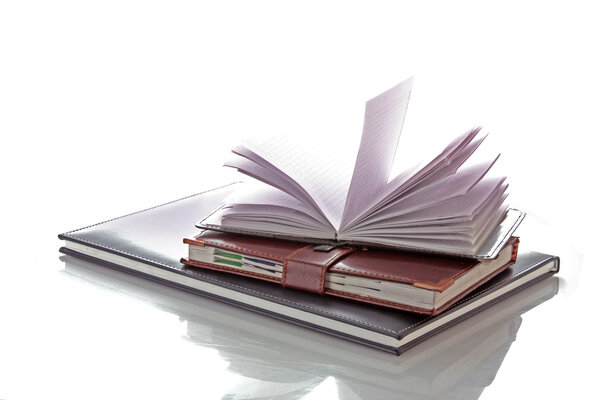 Кожаные блокноты на белом фоне
