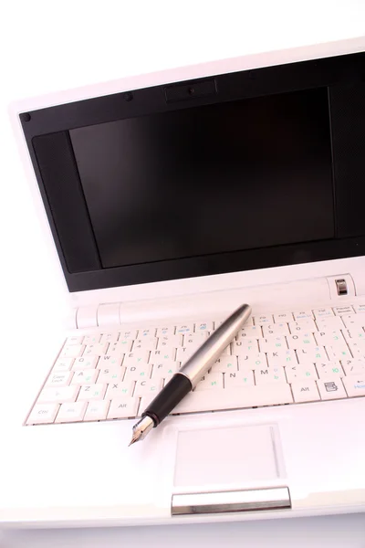 Ручка на клавиатуре ноутбука — стоковое фото