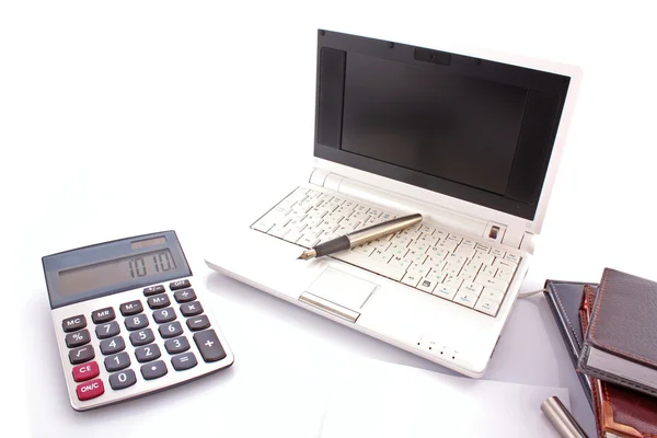 Schreibtisch: Laptop, Bücher, Taschenrechner — Stockfoto