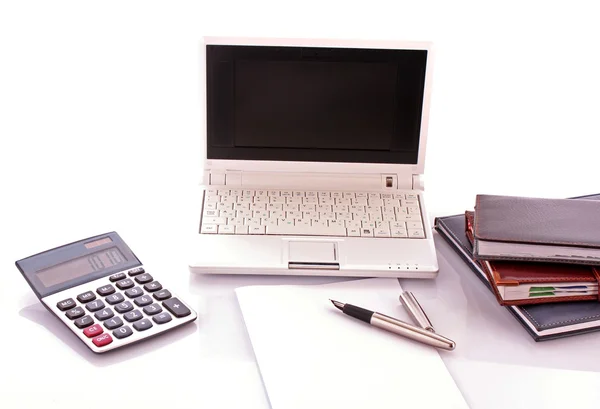 Escritório: laptop, livros, calculadora — Fotografia de Stock