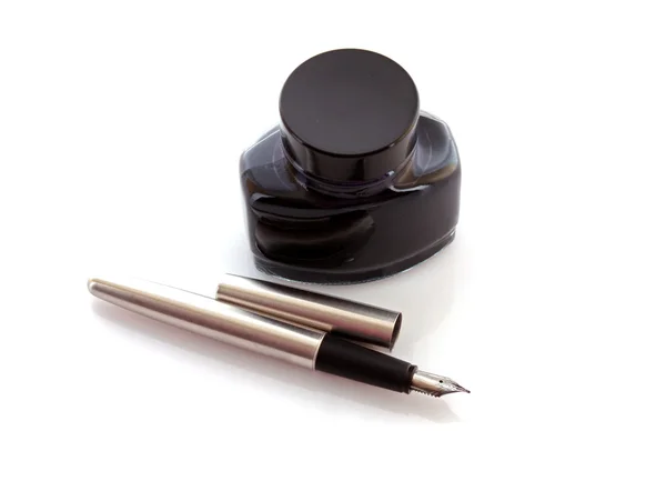 Tinta e caneta sobre branco — Fotografia de Stock