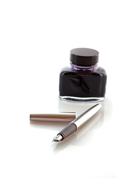 Tinta e caneta sobre branco — Fotografia de Stock