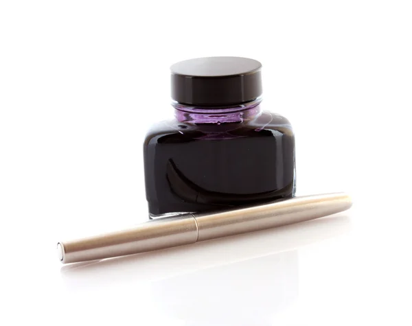 Чернила и ручка на белом — стоковое фото