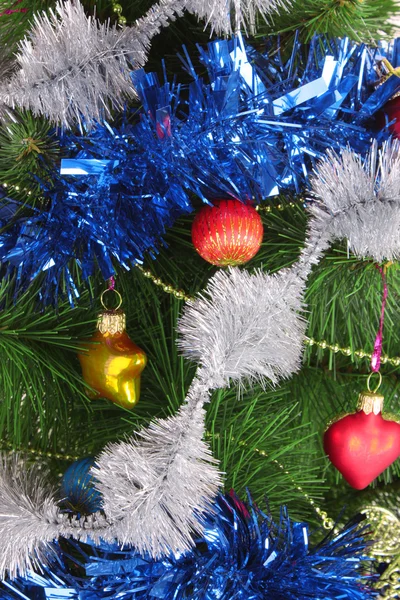 Giocattolo di Natale su un ramo di un albero di pelo — Foto Stock