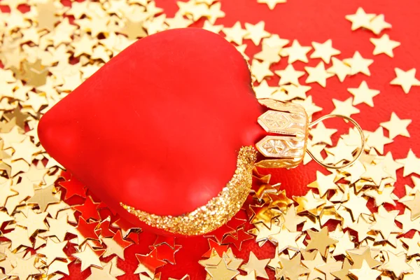 Goldene Sterne in Form von Konfetti und Weihnachtsspielzeug — Stockfoto