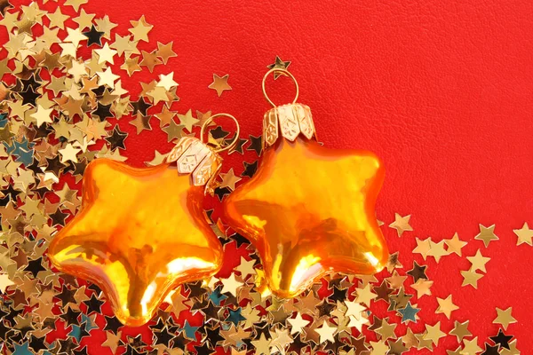 Zlaté hvězdy v podobě konfety a vánoční hračky — Stock fotografie