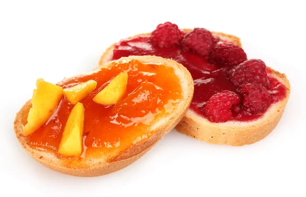 Köstliche Toast mit Marmelade und Obst isoliert auf weiß — Stockfoto