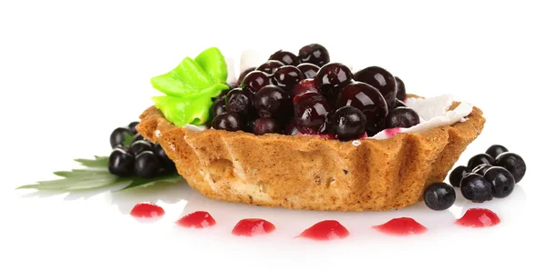 Smaczne ciasto z kremem i jagody na białym tle — Zdjęcie stockowe