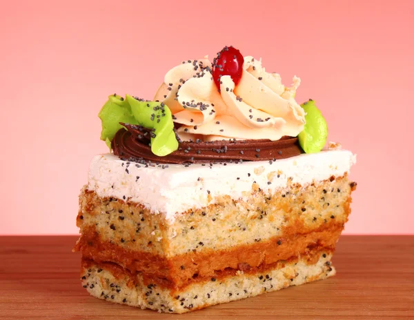 Dessert - Kuchen mit Schokolade und Sahne auf Weiß — Stockfoto