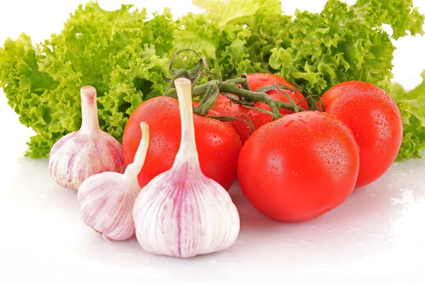 Friske grønnsaker på hvitt – stockfoto