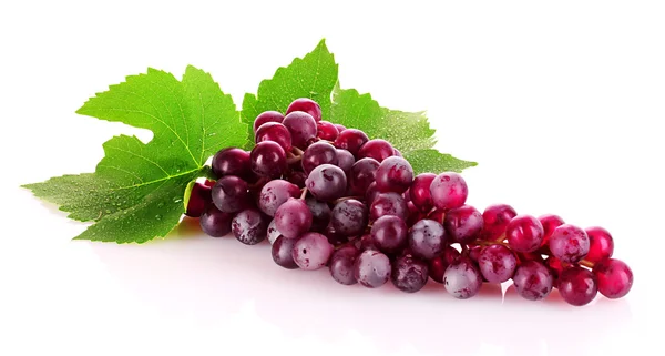 Рожевий виноград ізольований на білому — стокове фото