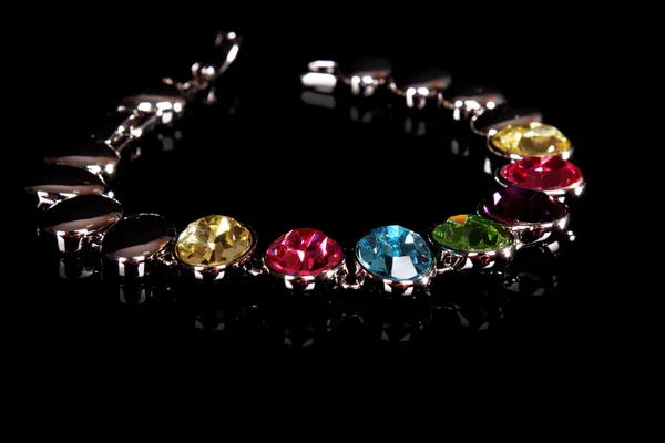 Bracelet en argent et diamants avec des pierres de couleur sur fond noir — Photo