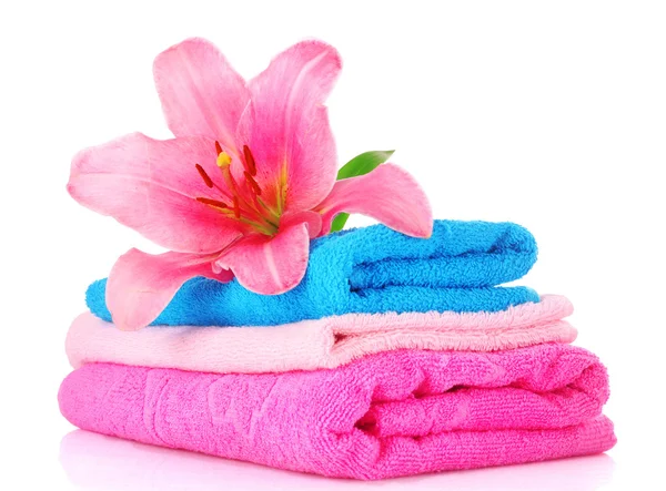 Empilhados toalhas coloridas em um fundo branco — Fotografia de Stock